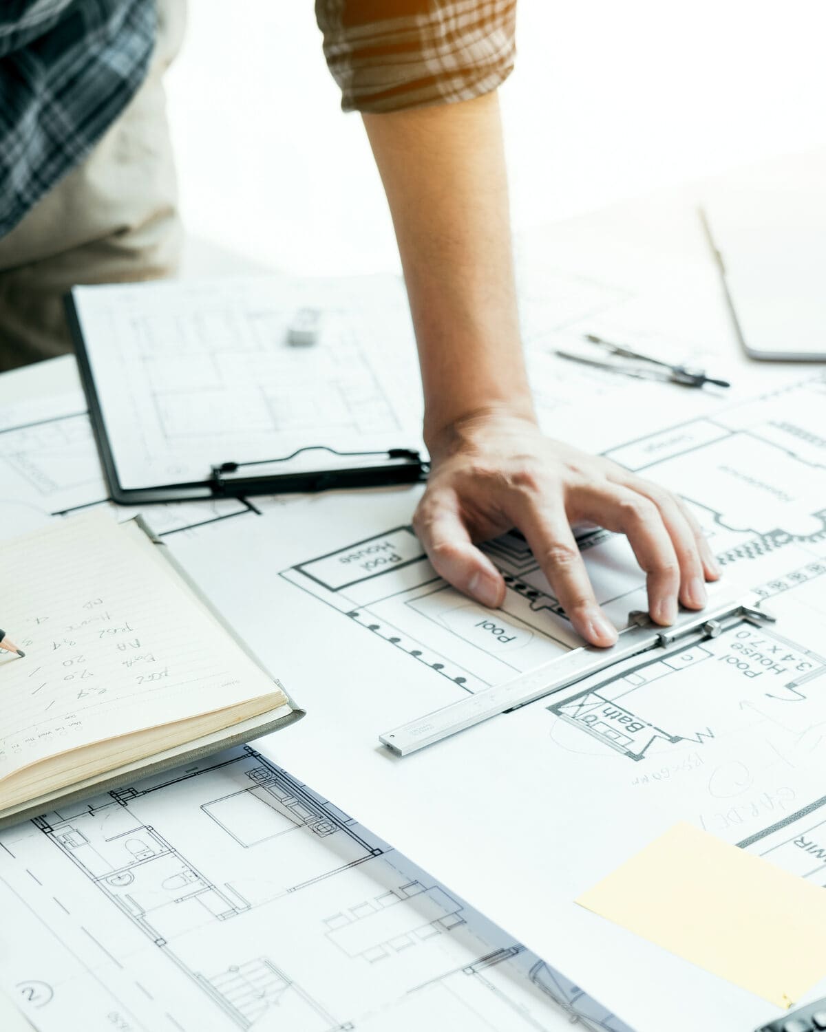Architecte esquissant les plans d'un projet de travaux